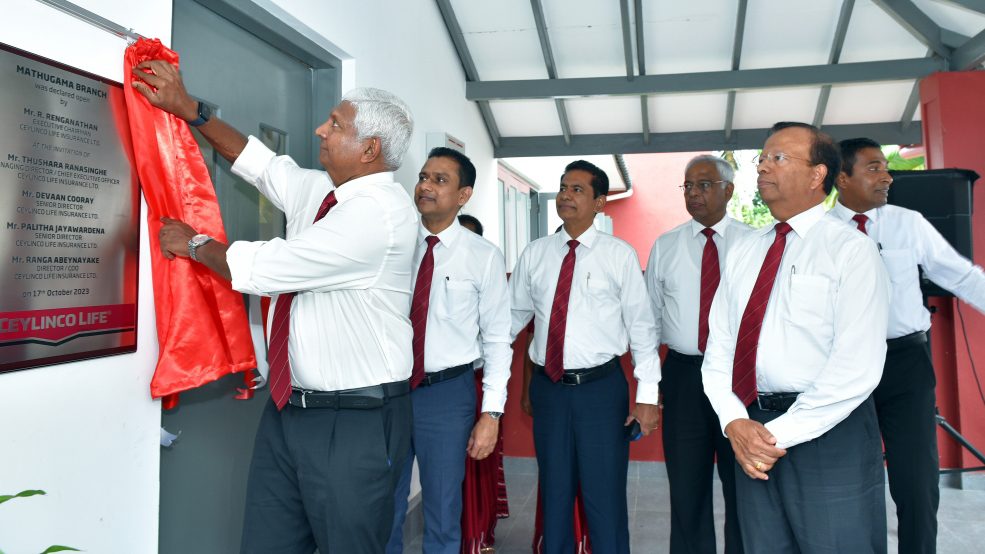 Ceylinco Life Chairman Mr R. Renganathan accompanied by the Company’s directors unveils the plaque at the new branch building in Matugama