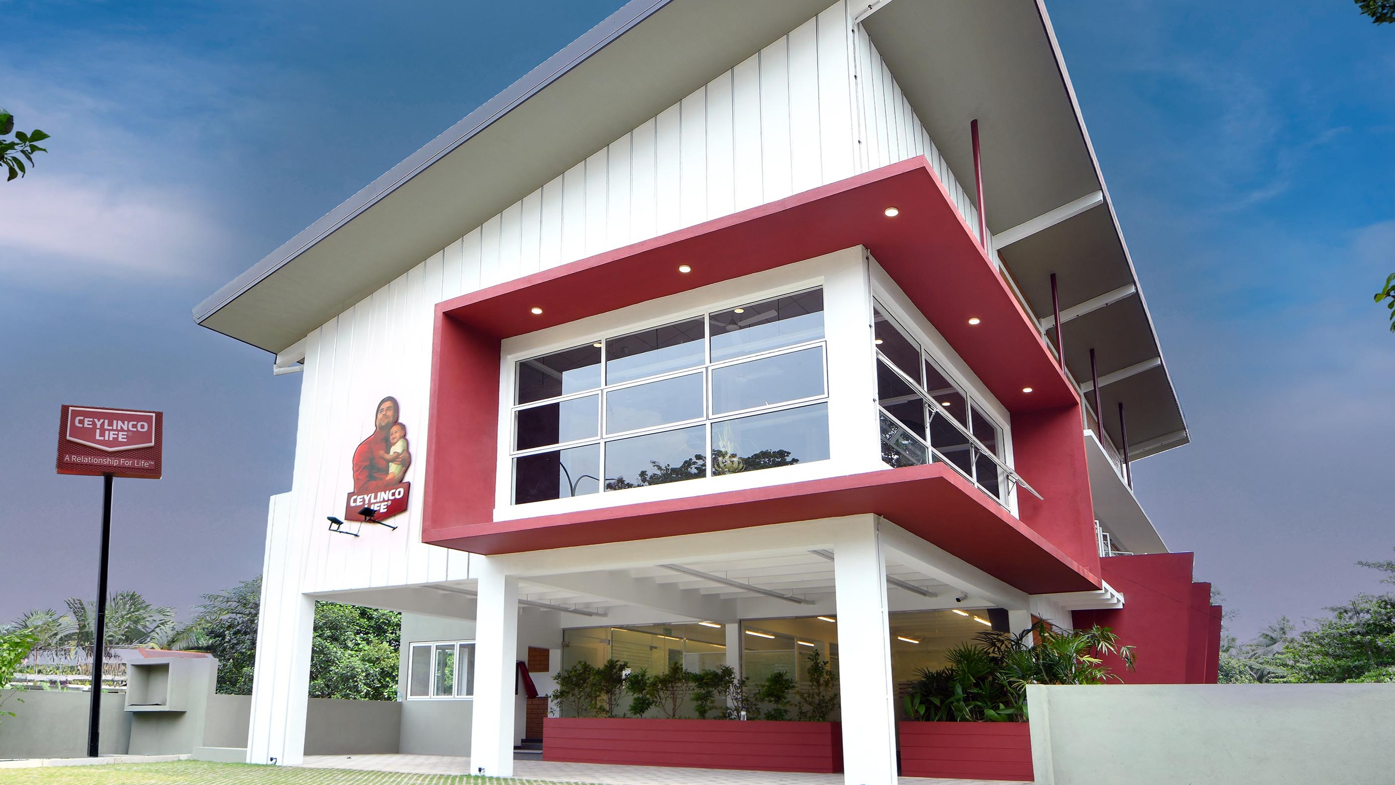 Ceylinco Life Chairman Mr R. Renganathan, directors and staff participate in the opening of the new branch (Below).