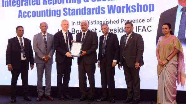 Read more about the article Ceylinco Life Chairman R. Renganathan honoured by CMA